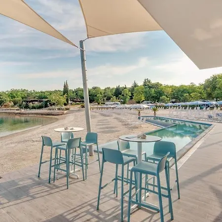 Happy Camp Mobile Homes In Valamar Lanterna キャンプ場 *